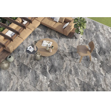 Terasa cu gresie ceramică cu aspect de marmură, mobilier de lounge și jardiniere