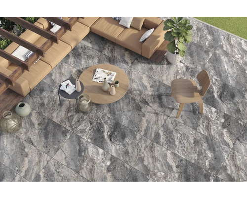Terasa cu gresie ceramică cu aspect de marmură, mobilier de lounge și jardiniere