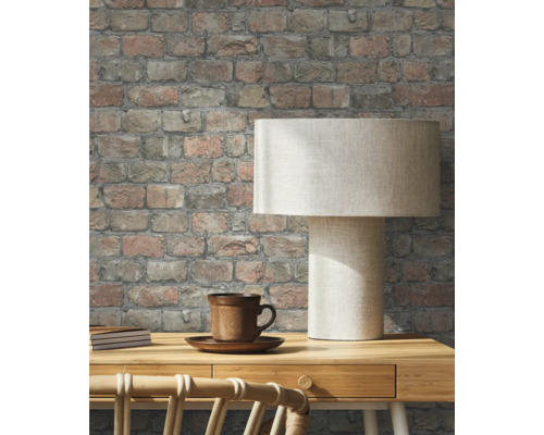 Tapetă decorativă de cărămidă în sufragerie cu lampă de masă și ceașcă.