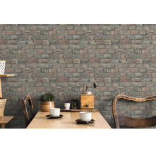 Cameră de zi cu tapet de cărămidă și masă de sufragerie