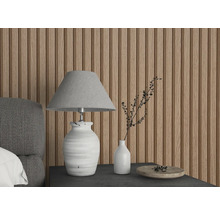 Dormitor decorativ cu perete cu lamele, lampă de masă și vaze.