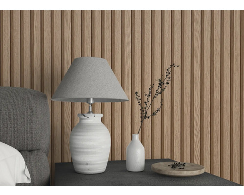 Dormitor decorativ cu perete cu lamele, lampă de masă și vaze.