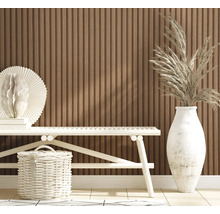 Scenă cu o bancă, un coș, o vază și un perete cu lambriuri din lemn