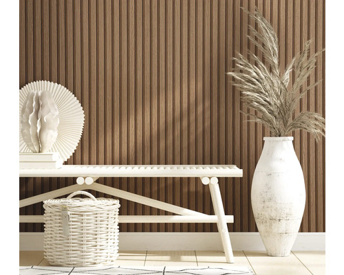 Scenă cu o bancă, un coș, o vază și un perete cu lambriuri din lemn