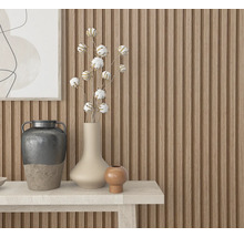 Aranjament decorativ cu vaze și ramuri de bumbac pe o masă în fața unui perete cu lambriuri din lemn