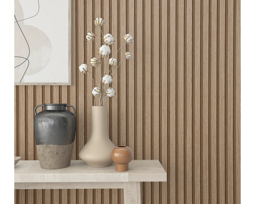 Aranjament decorativ cu vaze și ramuri de bumbac pe o masă în fața unui perete cu lambriuri din lemn