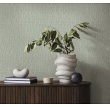 Scenă de locuit cu tapet cu model, bufet, cărți și decorațiuni