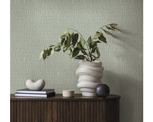 Scenă de locuit cu tapet cu model, bufet, cărți și decorațiuni