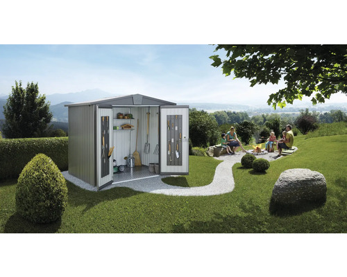 Scenă de grădină cu magazie de scule, echipată cu unelte și rafturi, și familie la foc de tabără.