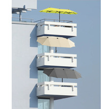 Mai multe balcoane cu umbrele de soare în galben, bej și gri pe casă