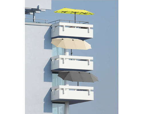 Mai multe balcoane cu umbrele de soare în galben, bej și gri pe casă