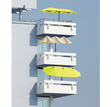 Fațadă clădire cu balcoane și umbrele de soare