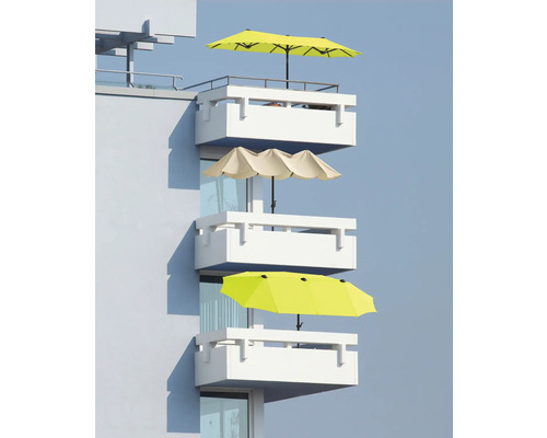 Fațadă clădire cu balcoane și umbrele de soare