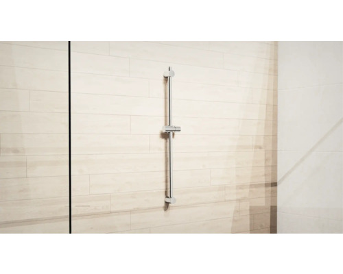 Bară de duș cu suport reglabil pe un perete cu gresie