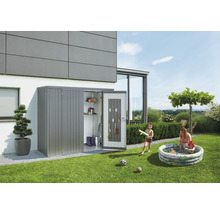 Scenă de grădină cu o magazie metalică de scule sprijinită de o clădire în care sunt depozitate scule. Copiii se joacă într-o piscină gonflabilă.