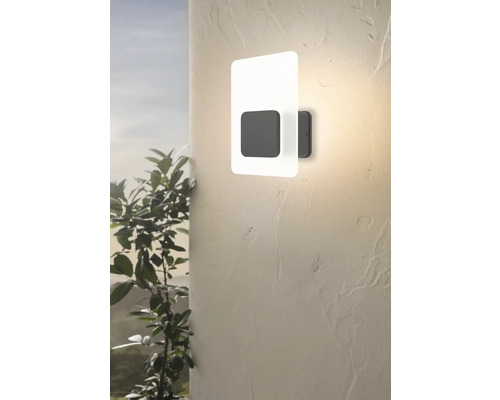 Lumină de perete LED modernă pentru exterior pe un perete.