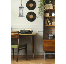 Birou decorativ cu birou, scaun, lampă, discuri și bibliotecă