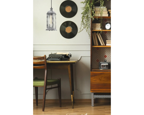 Birou decorativ cu birou, scaun, lampă, discuri și bibliotecă