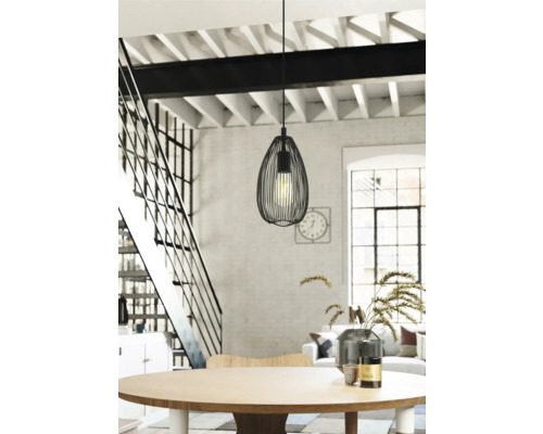 Lampa suspendată metalică în sufragerie cu masă și scară