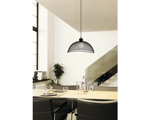 Lampă suspendată din plasă metalică deasupra unei mese de sufragerie într-o cameră luminoasă.