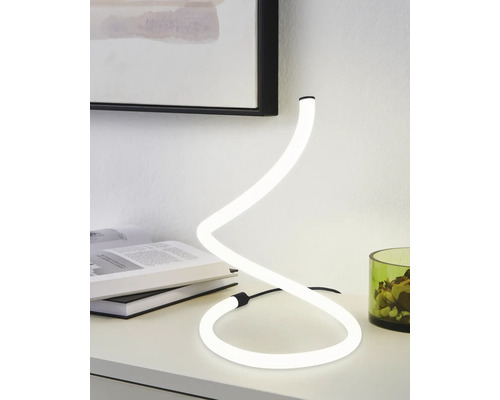 Lampă de masă decorativă cu LED în formă de spirală pe o masă