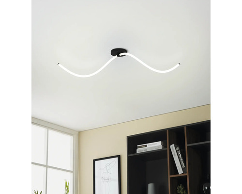 Lumină de plafon curbată în camera de zi