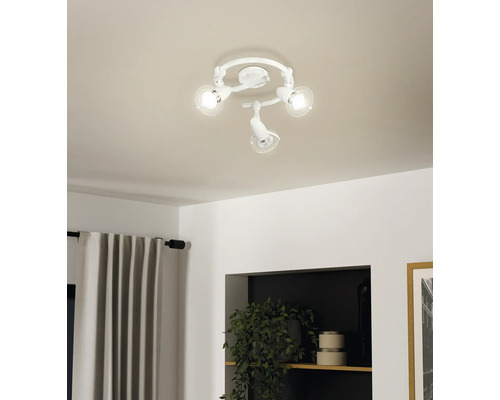 Lumină de tavan cu trei spoturi în camera de zi.