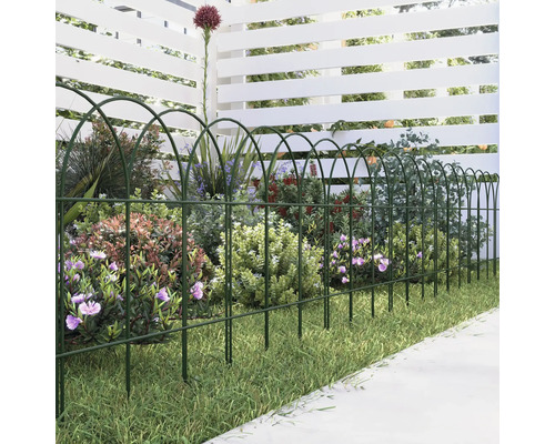 Bordură decorativă verde din metal pentru gazon în grădină