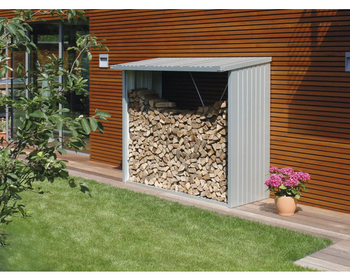 Depozit de lemne metalic umplut cu lemne de foc în grădină