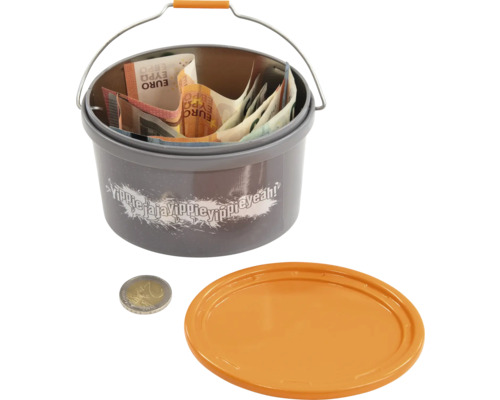 Găleată gri umplută cu bancnote euro și o monedă euro, lângă ea se află un capac de găleată