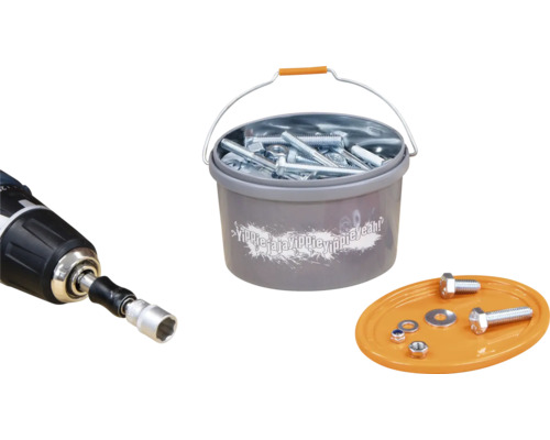 Șurubelniță cu acumulator, șuruburi și piulițe într-o găleată și pe un raft