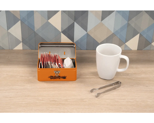 Cutie de ceai metalică cu pliculețe de ceai, cană și clește de zahăr