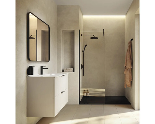 Baie modernă cu lavoar, oglindă și duș