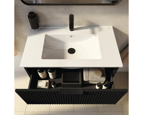 Mobilier de lavabo cu sertar deschis, chiuvetă, baterie și produse de îngrijire