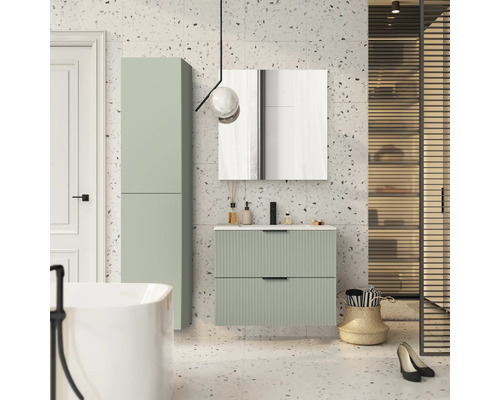 Baie cu lavoar, dulap cu oglindă și dulap înalt, cu design deschis