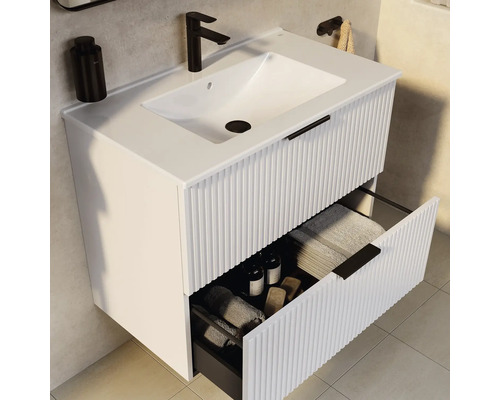 Dulap de lavoar cu chiuvetă, robinet și sertar deschis pentru depozitare