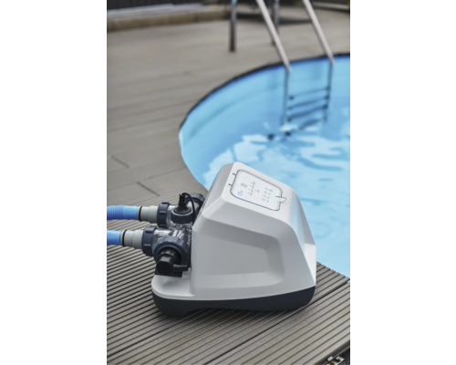 Sistem de tratare a apei pentru piscină lângă o piscină