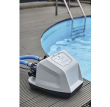 Pompă de filtrare piscină lângă piscină cu scară