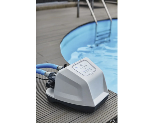 Pompă de filtrare piscină lângă piscină cu scară