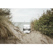 Toaletă de camping Enders pe plajă cu nisip, cu vedere la mare