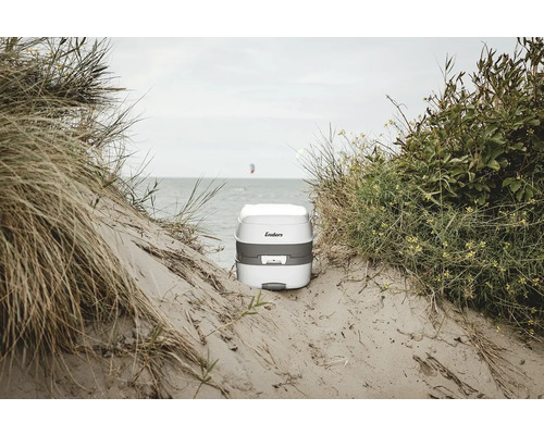 Toaletă de camping Enders pe plajă cu nisip, cu vedere la mare