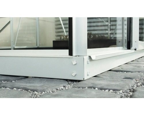 Prim-plan cu o seră cu cadru de fundație pe pavaj