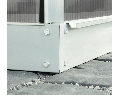 Prim-plan cu fundația unei sere cu șuruburi pe pietre de pavaj