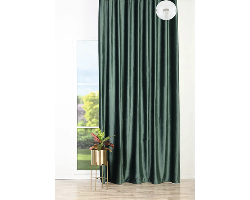 Perdea decorativă, de culoare închisă, în fața unei ferestre cu o plantă de interior pe un suport de plante.