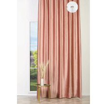 Șaluri decorative cu agățătoare cu bandă creponată în fața unei ferestre