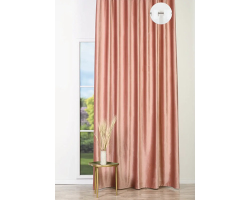 Șaluri decorative cu agățătoare cu bandă creponată în fața unei ferestre