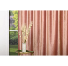 Aranjament decorativ cu perdea, vază și spice de cereale