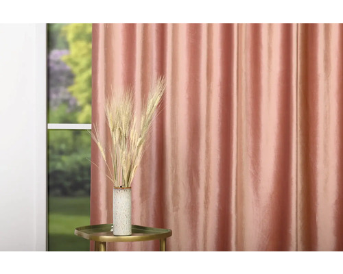 Aranjament decorativ cu perdea, vază și spice de cereale