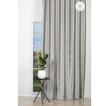 Cortină gri lângă o fereastră cu o masă mică și o plantă de apartament