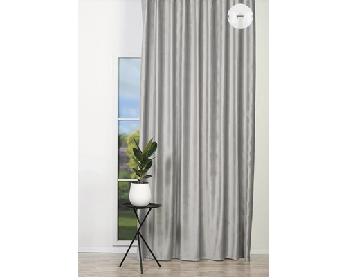 Cortină gri lângă o fereastră cu o masă mică și o plantă de apartament